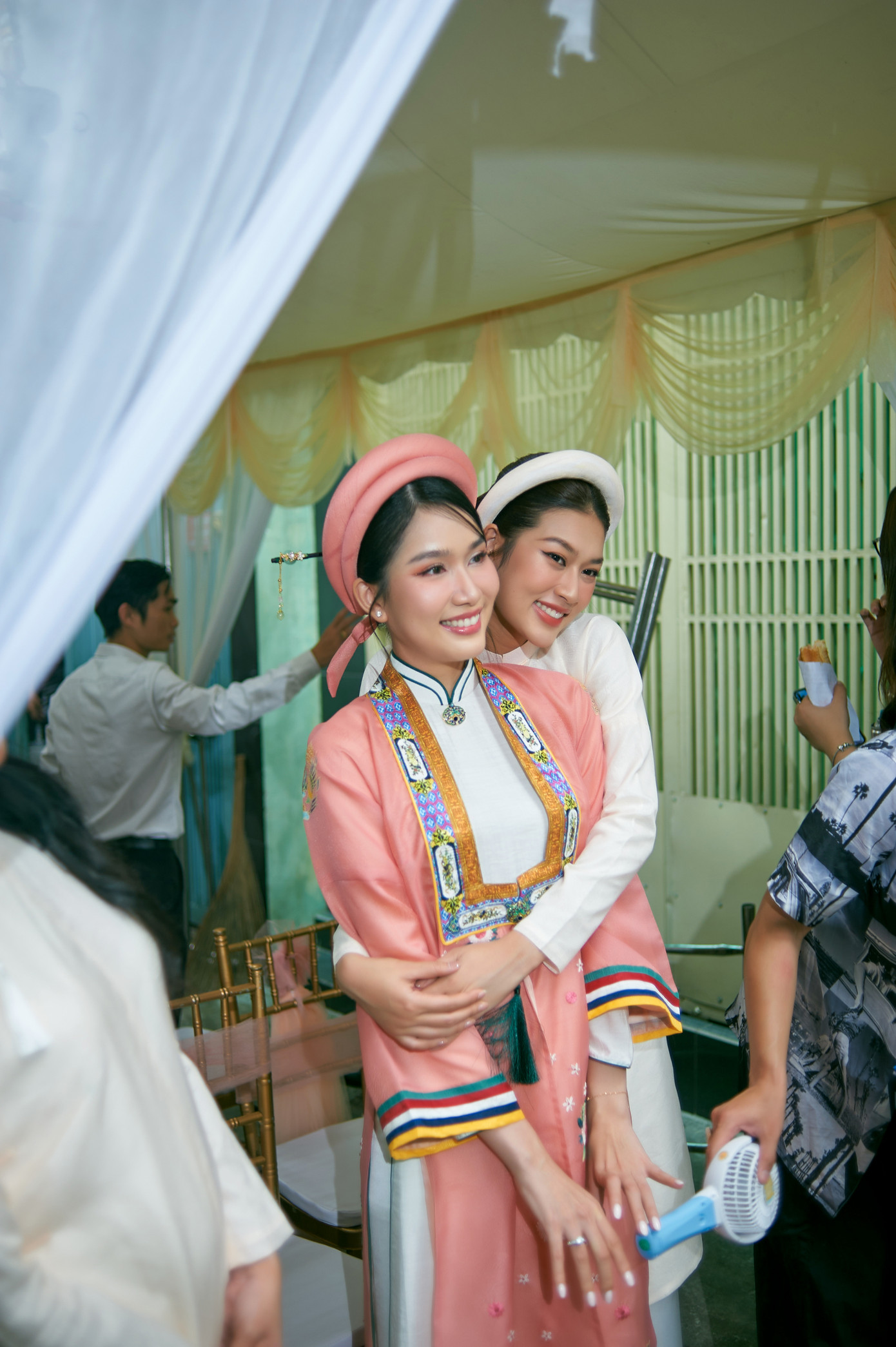 Hoa hậu Thiên Ân thân thiết bên đàn chị. Mới hoạt động cùng công ty nhưng cả hai chia sẻ nhiều khoảnh khắc gần gũi trong cuộc sống.