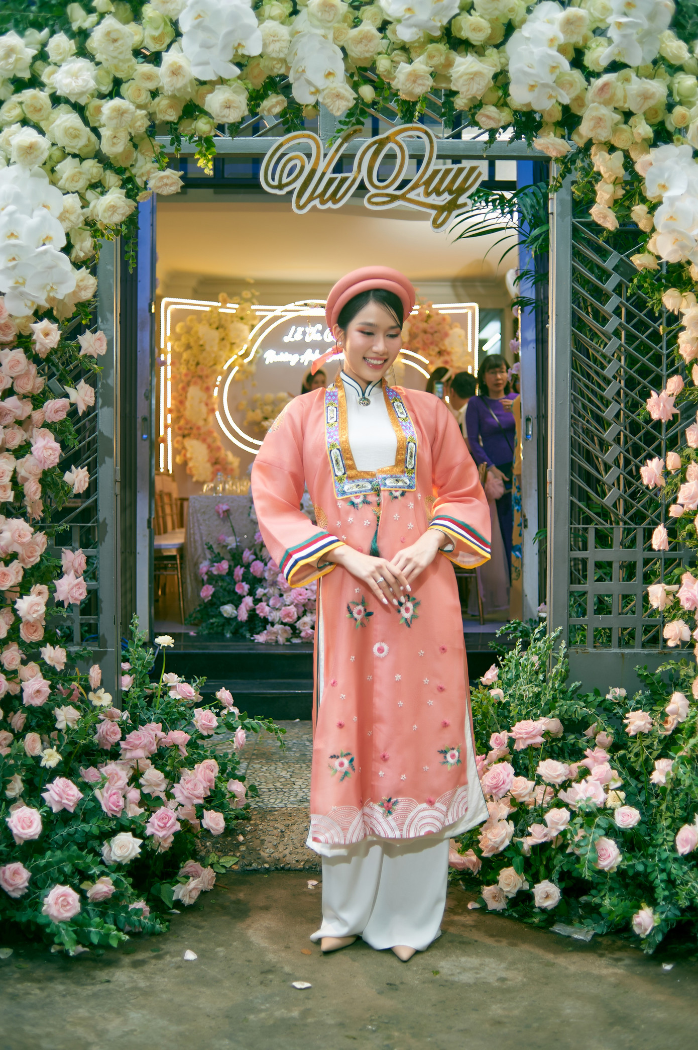 Sáng 8/7, Á hậu Phương Anh tổ chức lễ đính hôn với doanh nhân Đắc Đức tại nhà riêng. Cô mặc áo dài, khăn đóng tông màu hồng có kiểu dáng và họa tiết lạ mắt. Vốn là người đẹp nhẹ nhàng, nền nã nên Phương Anh lựa chọn vẻ ngoài trong sáng, thanh lịch trong ngày trọng đại.