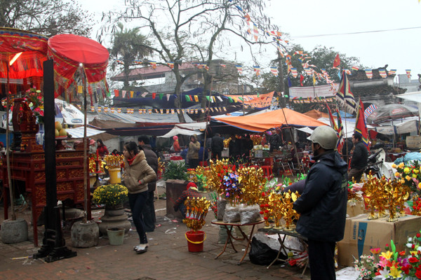 Chùa chưa đến mức quá tải lượng người vào chiêm bái. Chùa chưa đến mức quá tải lượng người vào chiêm bái