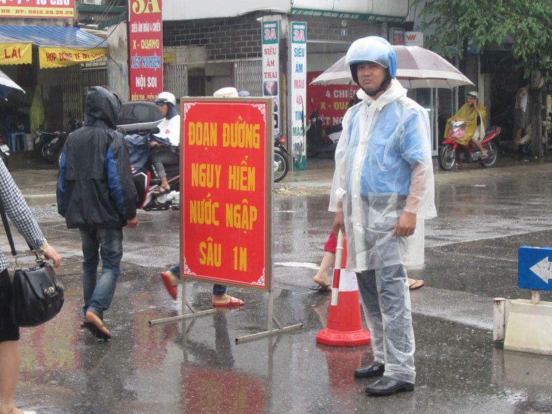 CSGT phân luồng, đặt biển cảnh báo, hướng dẫn người dân không nên đi vào đoạn đường này