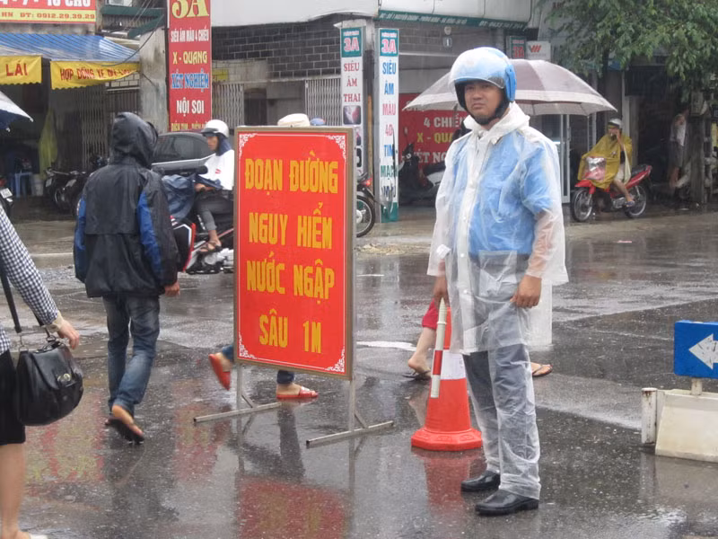 CSGT phân luồng, đặt biển cảnh báo, hướng dẫn người dân không nên đi vào đoạn đường này