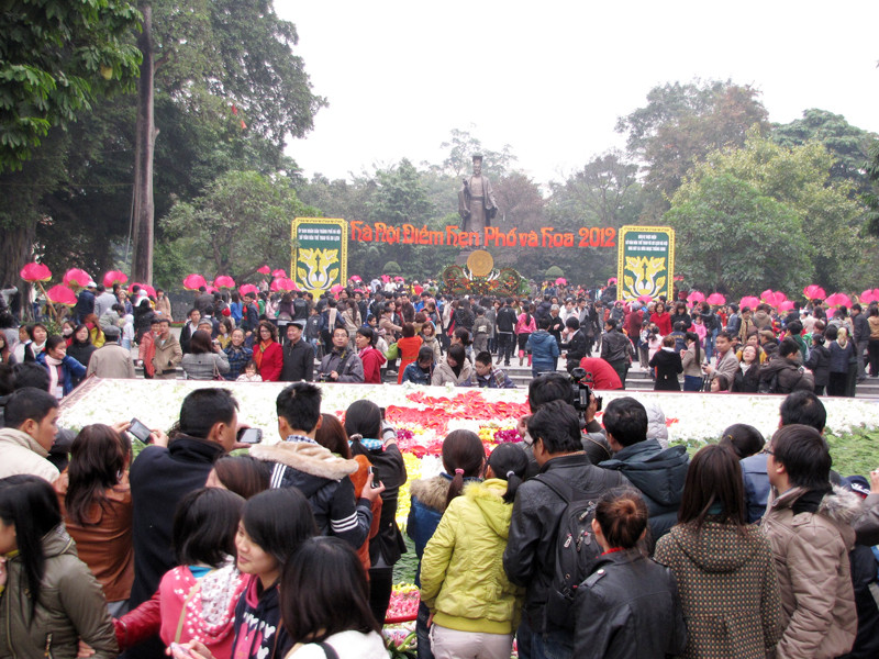 Hội hoa sẽ còn kéo dài đến ngày 2-1, những hình ảnh trên đã để lại nhiều ấn tượng xấu trong lòng du khách 