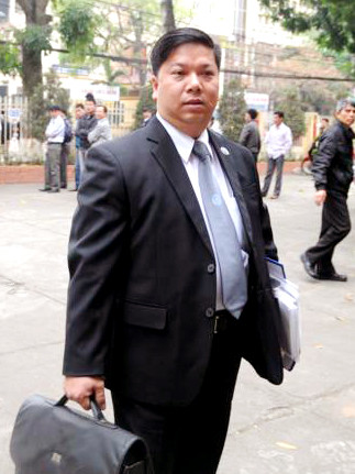 Từ sáng sớm rất đông các chiến sỹ công an, lực lượng bảo vệ có mặt để chuẩn bị an minh cho phiên tòa. Các phóng viên đã tới tòa từ rất sớm để chuẩn bị tác nghiệp, đưa tin. Luật sư Huỳnh - người bảo vệ lợi ích cho gia đình bị hại. Trong khi gia đình bị hại phẫn nộ, đau đớn... ... thì người nhà bị cáo Luyện lo lắng "ẩn" vào chỗ khuất. Ba bị cáo được áp tải tới tòa án và được hộ tống bởi khoảng gấn 300 chiến sĩ cảnh sát. Bị cáo Lê Văn Mến (bố của Lê Văn Luyện) bước vào tòa Khi thấy Lê Văn Luyện, người nhà cháu Bích đã xô tới kêu khóc, la ó đòi công bằng khiến lực lượng công an buộc phải áp tải cả ba bị cáo ra phòng Kiểm sát viên để bảo vệ. Lê Văn Luyện mặc quần bò áo sơ mi, khuôn mặt trắng trẻo gầy hơn lần xét xử sơ thẩm ngồi lặng thinh đợi phiên tòa bắt đầu. Lê Văn Luyện quay sang nhìn bố không nói được câu nào. Lê Văn Luyện lí nhí khai nhận toàn bộ quá trình gây án giết người, cướp vàng tại tiệm vàng Ngọc Bích Bị cáo Lê Văn Miên cho rằng vì quá thương con và hiểu biết pháp luật "nông cạn" nên mới bao che tội cho con mình. Tòan cảnh phiên tòa. Phiên tòa buổi sáng kết thúc, thấy gia đình bị hại quá bức xúc, rất nhiều cảnh sát vây quanh các bị cáo nhằm tránh xảy ra xô xát. Các bị cáo được áp tải lên xe trở về nơi giam giữ chuẩn bị cho phiên xử buổi chiều. Các bị cáo được tháo còng sau khi được dẫn giải tới phiên tòa Các bị cáo ngồi lặng lẽ trong vồng vây của lựng lượng bảo vệ trong khi gia đình người bị hại la ó. Lê Văn Luyện ngáp ngắn ngáp dài không cần lấy tay che... Và nắm chặt đôi tay đã cướp đi ba mạng người khi nghe gia đình bị hại và các luật sư tranh luận. Ông Trịnh Văn Tín - ông nội cháu Bích nêu những nghi vấn chưa sáng tỏ trong vụ án. Lê Văn Luyện lí nhí khi được nói lời cuối: "Bị cáo xin lỗi toàn xã hội và xin lỗi gia đình nạn nhân. Bị cáo mong được tòa giảm án cho mình và người thân” Các bị cáo cúi đầu nghe tòa tuyên án.