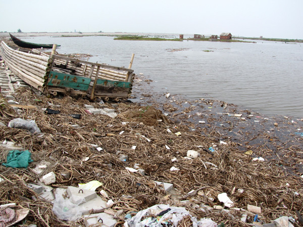 Rác thải trôi dạt vào bờ