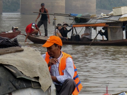 Anh Hưng đã lênh đênh trên thuyền tìm kiếm từ ngày 20-10 đến nay. Anh Hưng đã lênh đênh trên thuyền tìm kiếm từ ngày 20-10 đến nay