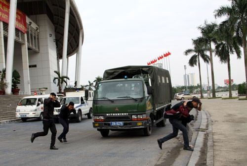 Sau khi lực lượng đặc nhiệm tấn công bọn khủng bố, một số con tin đã thoát ra khỏi tòa nhà