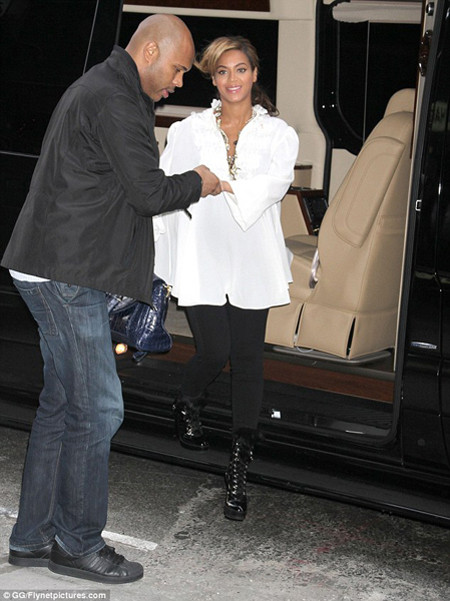 Cô ca sĩ đa tài bước xuống từ chiếc xe sang chảnh . Cô ca sĩ đa tài bước xuống từ chiếc xe sang chảnh