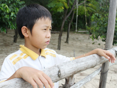 Em Nguyễn Văn Quang (học sinh lớp 5, làng Vân) mong ngày vào bờ để có điều kiện học hành. Em Nguyễn Văn Quang (học sinh lớp 5, làng Vân) mong ngày vào bờ để có điều kiện học hành