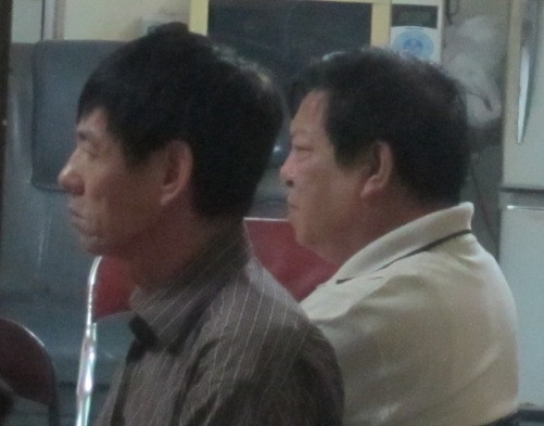 Ông Nguyễn Hữu An (áo sẫm màu), chú ruột chồng nạn nhân Huyền cho biết vẫn chưa có một manh mối nào về thi thể của chị