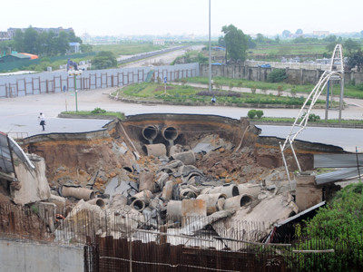 Hiện trường khu sụt lún sáng 20-8. Ảnh: Tuấn Nguyễn