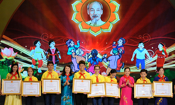 Toàn cảnh Lễ Tuyên dương Cháu ngoan Bác Hồ toàn quốc 2015 ảnh 7