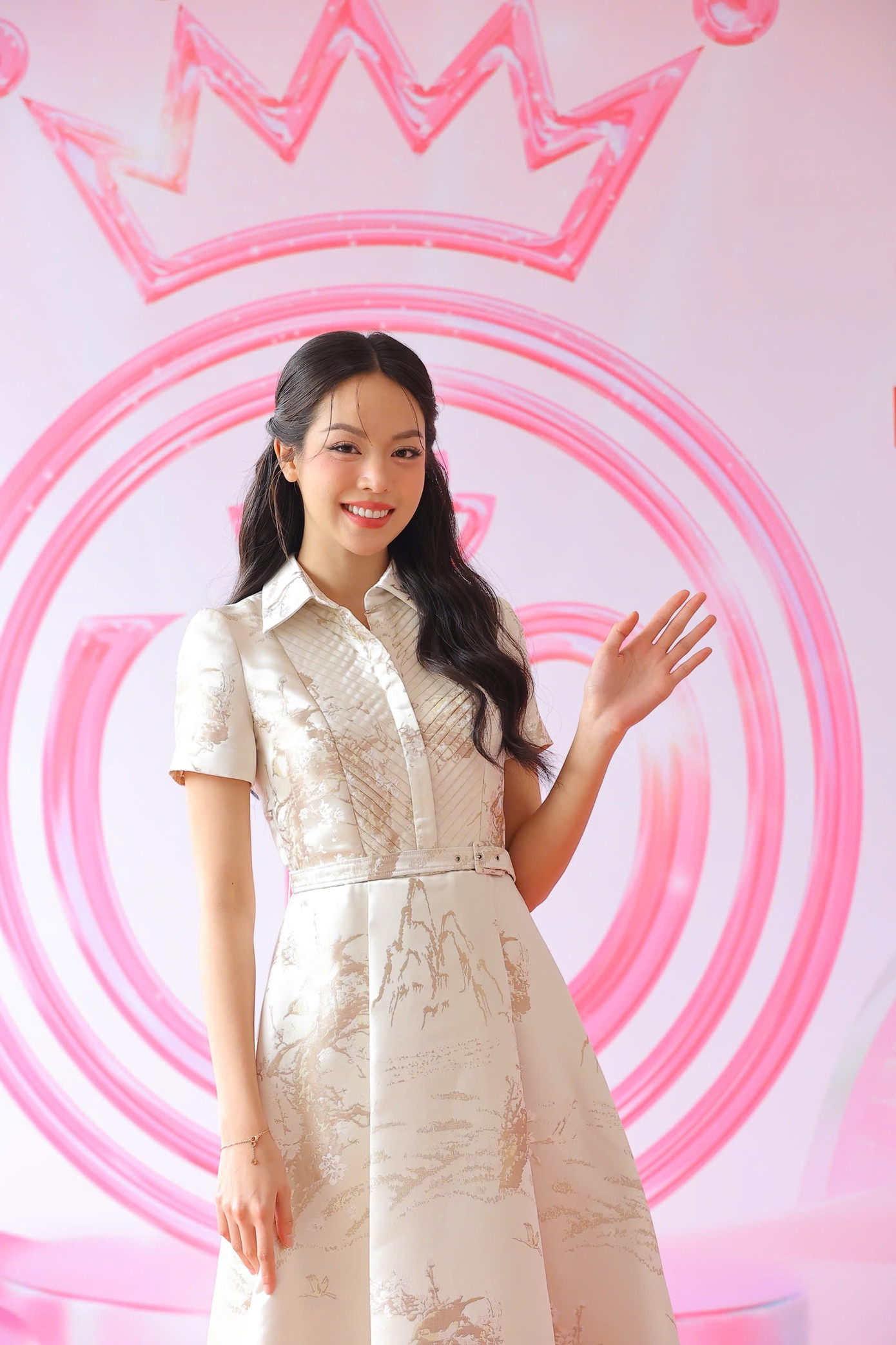 Người đẹp Đà Nẵng diện bộ váy trắng, họa tiết nền nã, thanh lịch.