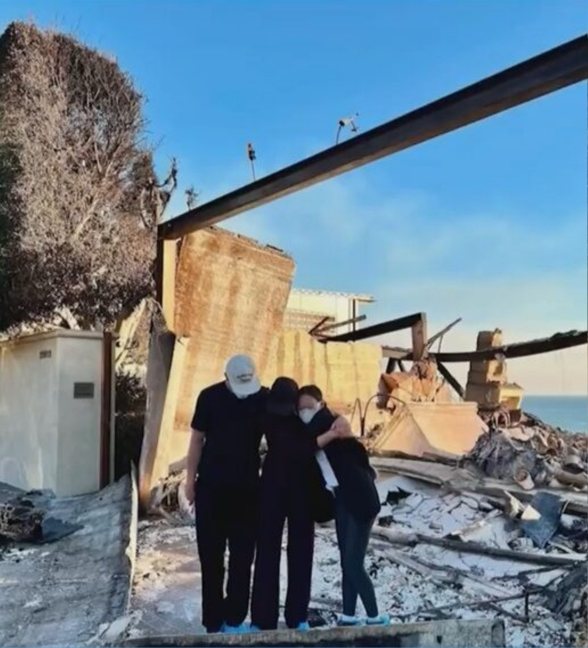 Hoa hậu Hoàn vũ 1988 Porntip Nakhirunkanokp suy sụp bên người thân.