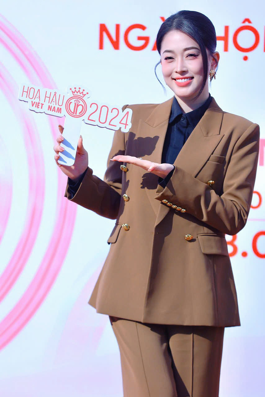 Á hậu Việt Nam 2018 nhận được sự chào đón của các bạn sinh viên Đại học Quốc gia Hà Nội.