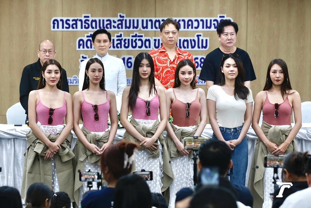 Ông Nawat - chủ tịch Miss Grand International cùng 5 Hoa hậu Hòa bình cấp tỉnh của Thái Lan đã tham gia đội tình nguyện viên dựng lại hiện trường vụ nữ diễn viên Tangmo Nida rơi xuống sông qua đời. Ông Nawat - chủ tịch Miss Grand International cùng 5 Hoa hậu Hòa bình cấp tỉnh của Thái Lan đã tham gia đội tình nguyện viên dựng lại hiện trường vụ nữ diễn viên Tangmo Nida rơi xuống sông qua đời.