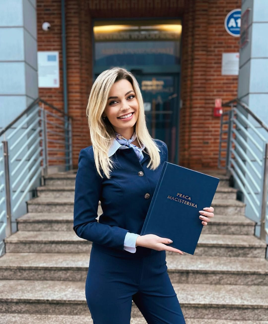 Karolina Bielawska tốt nghiệp thạc sĩ chuyên ngành Nghiên cứu kinh doanh tại Đại học công nghệ Lodz, Ba Lan.