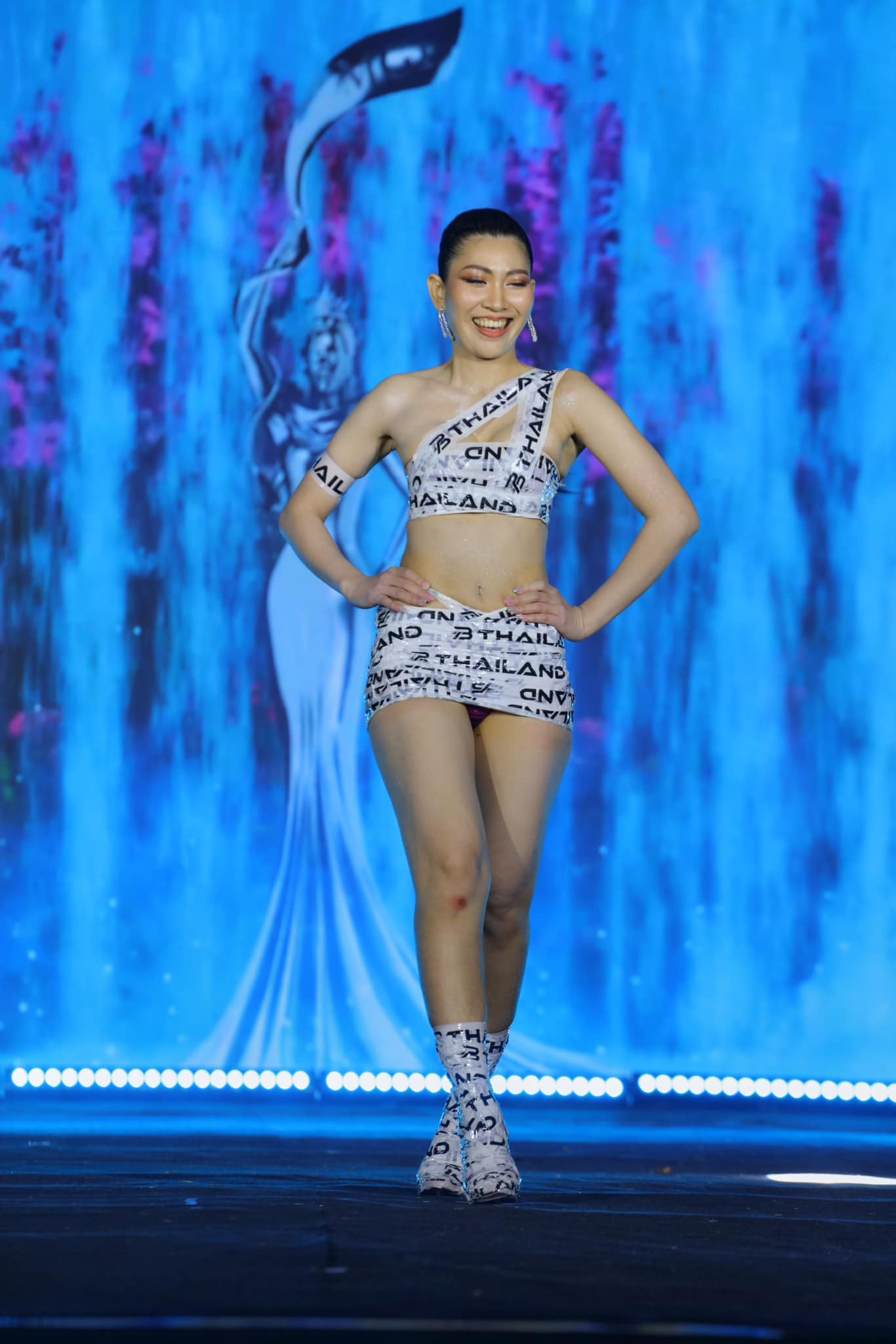 Nhiều thí sinh lộ khuyết điểm hình thể khi quấn băng keo lên người. Nhiều thí sinh lộ khuyết điểm hình thể khi quấn băng keo lên người.