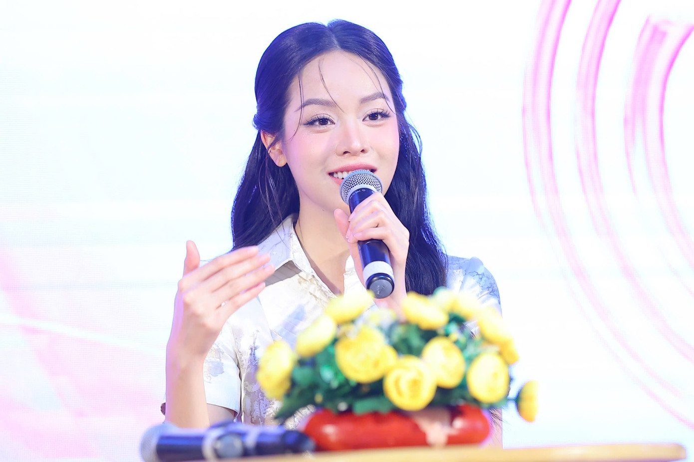 Hoa hậu Thanh Thủy tại buổi giao lưu, tuyển sinh ở Trường Đại học Ngoại ngữ, Đại học Đà Nẵng. Ảnh: Trọng Tài.