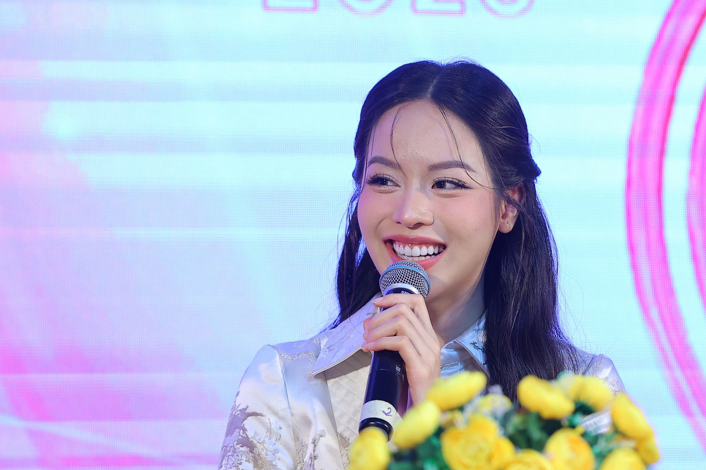 Hoa hậu Thanh Thủy tại buổi giao lưu, tuyển sinh ở Trường Đại học Ngoại ngữ, Đại học Đà Nẵng. Ảnh: Trọng Tài.