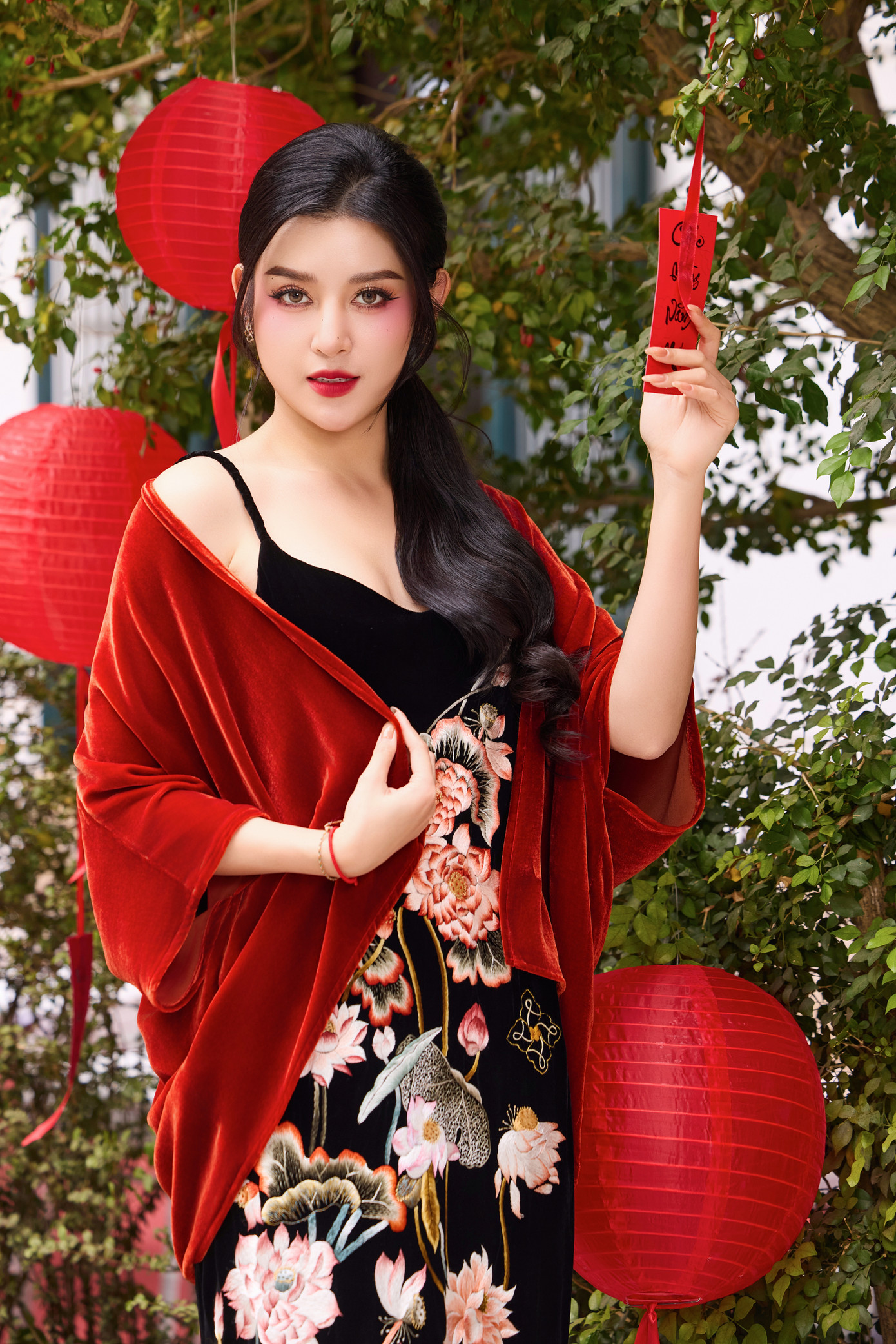 Rời xa showbiz từ lâu nhưng Huyền My cho biết hiện tại cô kinh doanh và có cuộc sống khá ổn. “Để kiếm tiền bằng sắc đẹp thì không có cô gái nào là đẹp mãi cả. Mình phải biết có thế mạnh gì trước khi quá muộn. Tôi đã nhận ra điều đó từ vài năm trước nên đã chủ động kinh doanh để tạo ra các nguồn thu”, cô nói.