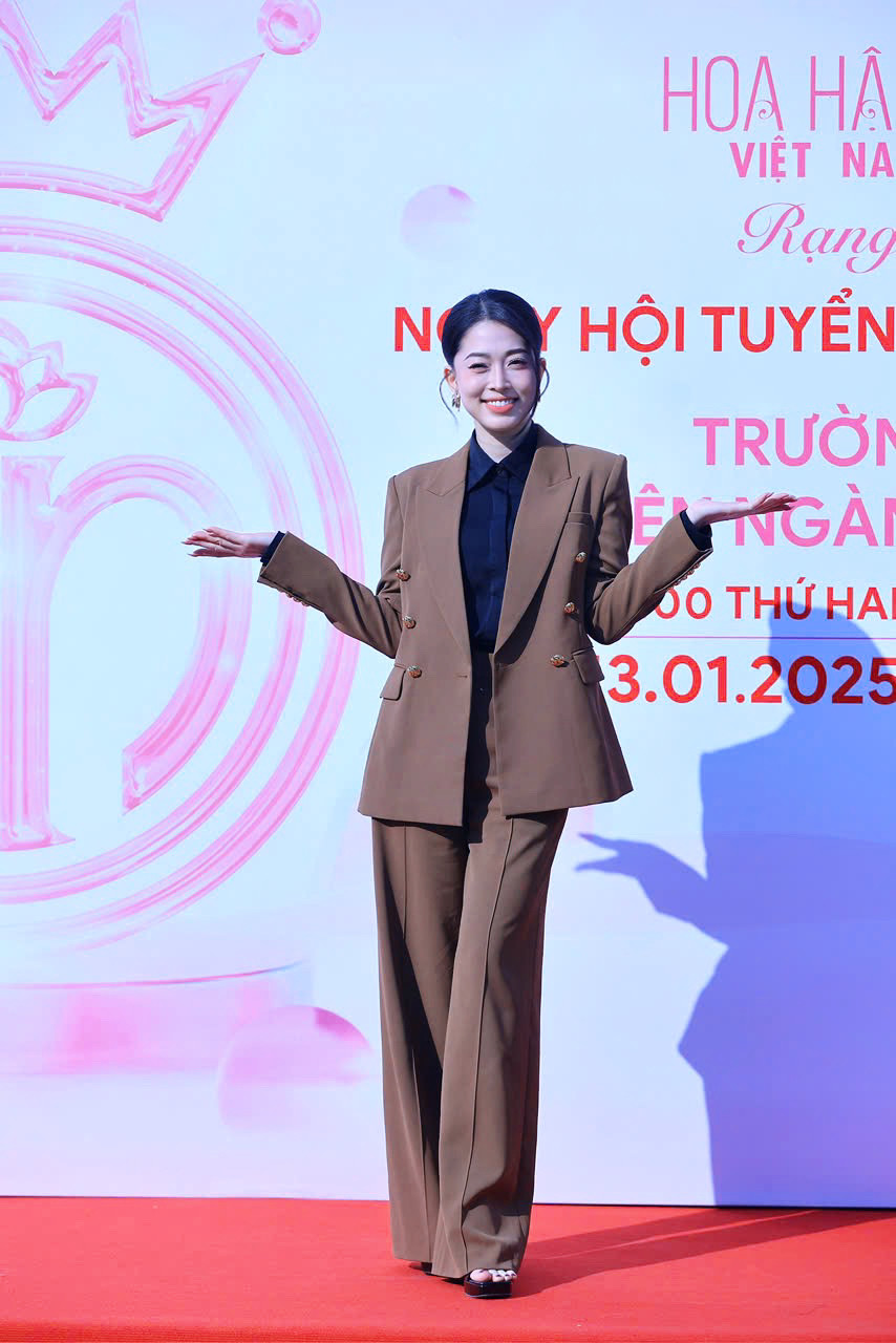 Ngày hội tuyển sinh của Hoa hậu Việt Nam 2024 đã diễn ra tại Hội trường Nguyễn Văn Đạo - Trường Khoa học Liên ngành và Nghệ thuật - Đại học Quốc gia Hà Nội vào sáng 13/1. Đây là buổi tuyển sinh thứ hai của cuộc thi, sau sự kiện đầu tiên tổ chức ở Học viện Ngoại giao. Á hậu Phương Nga xuất hiện từ sớm, rạng rỡ trên thảm đỏ.