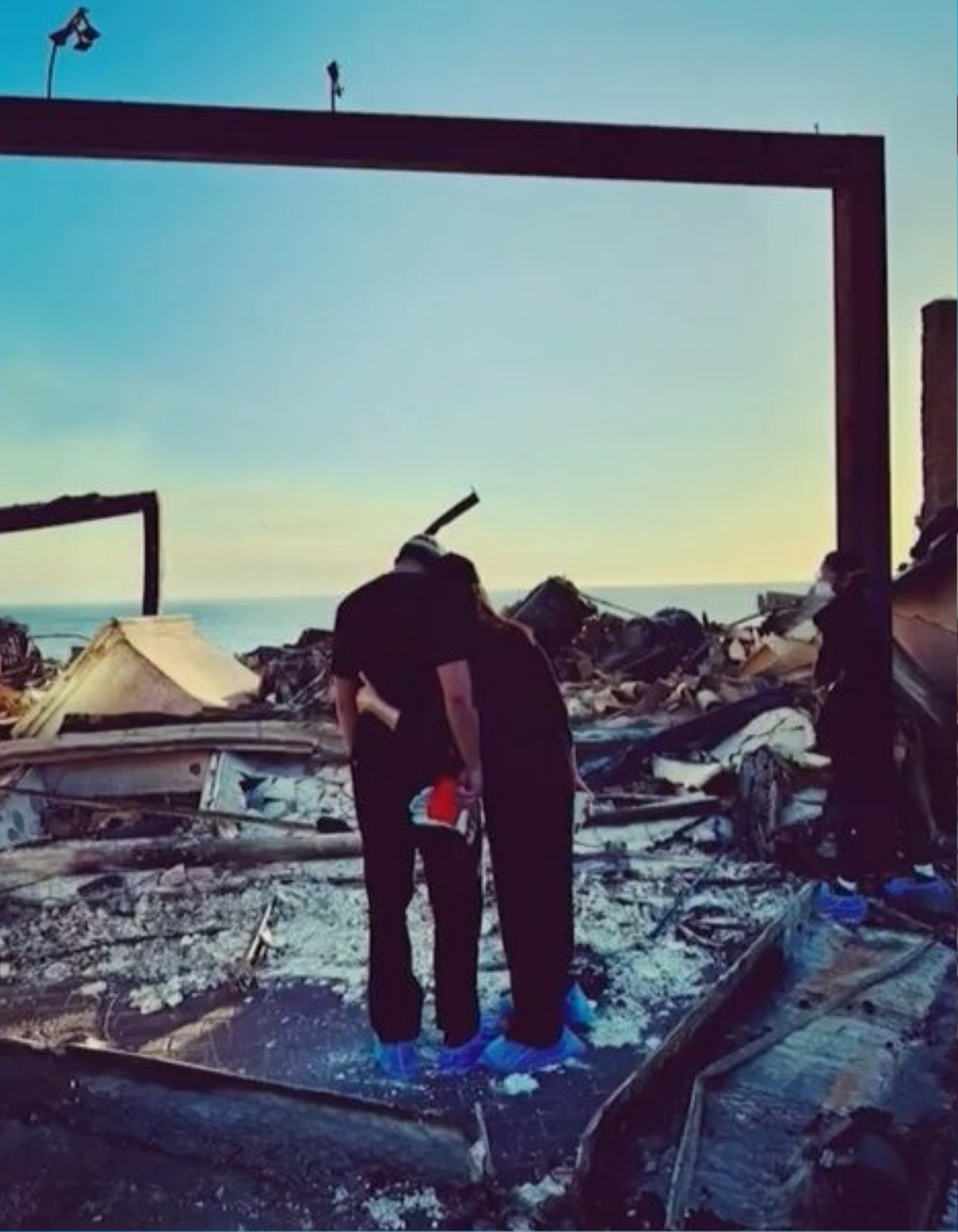 Hoa hậu Hoàn vũ 1988 Porntip Nakhirunkanokp suy sụp bên người thân.