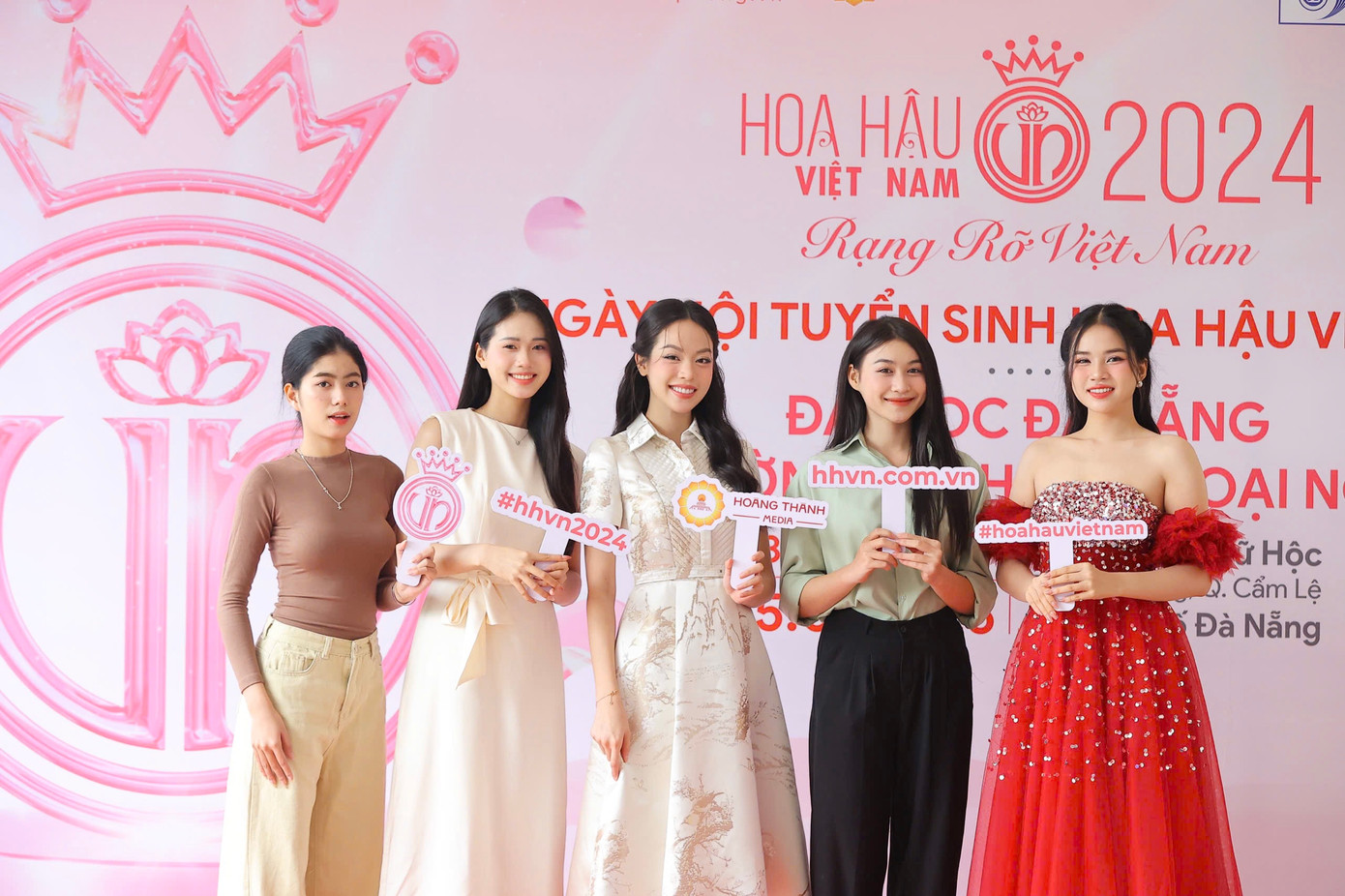 "Các bạn sinh viên Đà Nẵng giỏi, năng động. Hy vọng các bạn tiếp tục mang phẩm chất của người Đà Nẵng tỏa sáng ở cuộc thi Hoa hậu Việt Nam", Thanh Thủy nói.