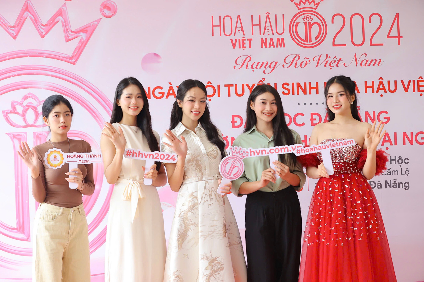 "Các bạn sinh viên Đà Nẵng giỏi, năng động. Hy vọng các bạn tiếp tục mang phẩm chất của người Đà Nẵng tỏa sáng ở cuộc thi Hoa hậu Việt Nam", Thanh Thủy nói.