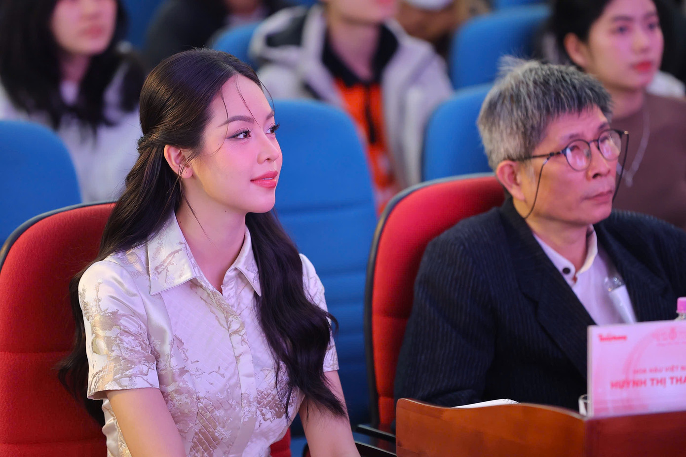 Tại buổi tuyển sinh, Thanh Thủy có dịp chia sẻ với các bạn sinh viên về hành trình rực rỡ đã qua cũng như giải đáp thắc mắc, truyền cảm hứng cho các nữ sinh đang mong muốn ghi danh tại cuộc thi nhan sắc lâu đời, uy tín nhất Việt Nam.