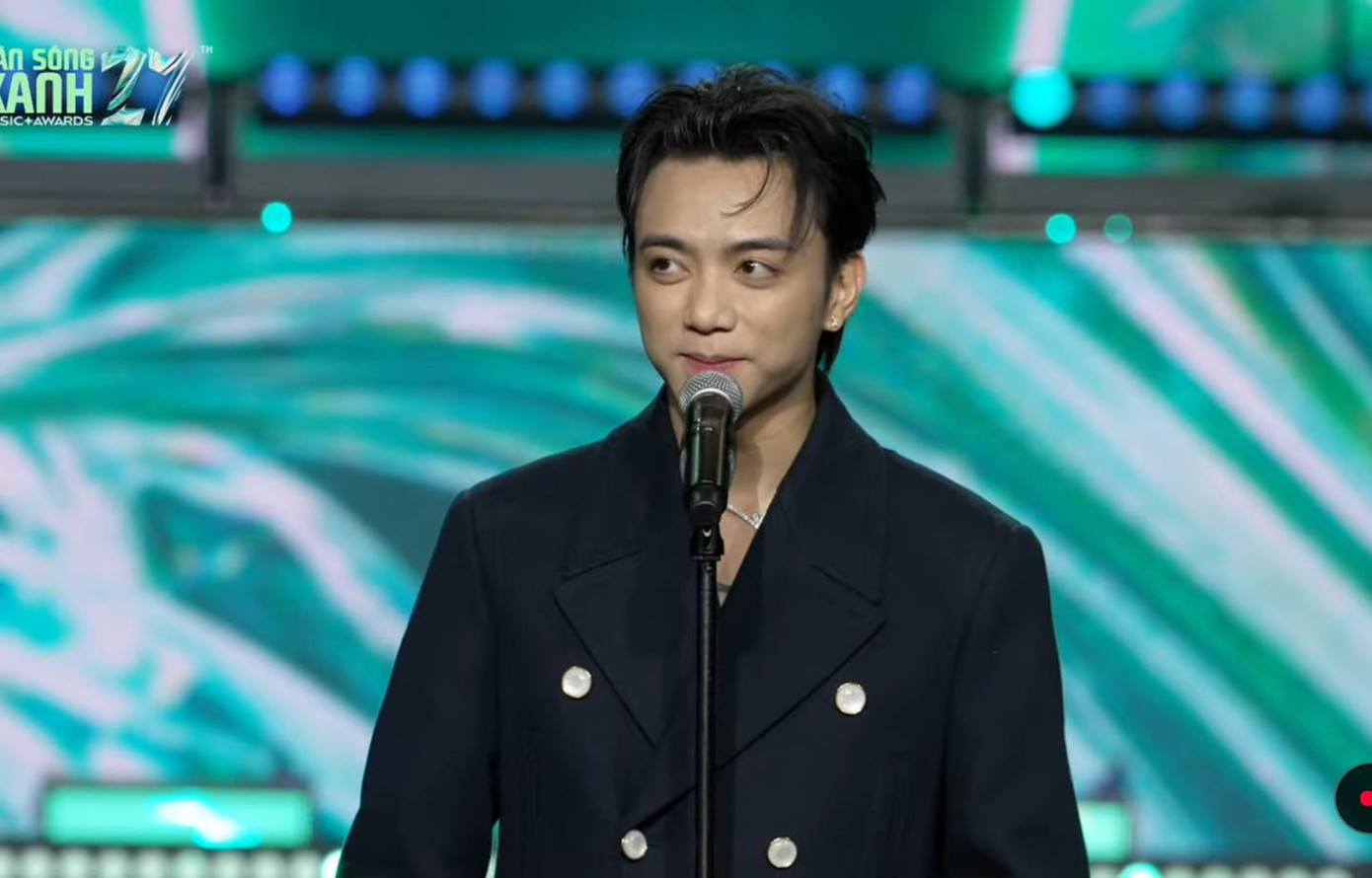 Khoảnh khắc Thanh Thủy trao giải cho Soobin Hoàng Sơn gây chú ý.