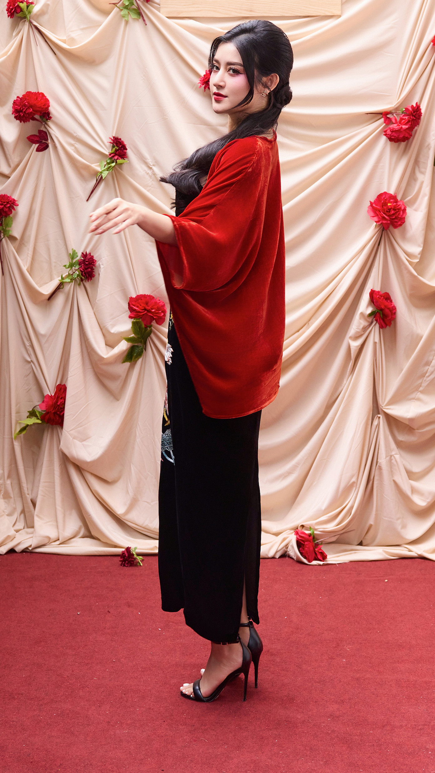 Huyền My tiết lộ từng đặt ra cột mốc 20 tuổi sẽ lập gia đình, sinh con. &quot;Mẹ tôi lập gia đình từ rất sớm. Tôi cũng muốn kết hôn, có con sớm để không có khoảng cách thế hệ quá xa với con của mình nhưng duyên chưa tới. Ngày nay, chuyện các cặp đôi tan vỡ diễn ra hàng ngày, tôi không muốn chuyện đó đến với mình. Hãy cứ đủ chín chắn, trải nghiệm và lập gia đình khi đã sẵn sàng&quot;, Huyền My nói.