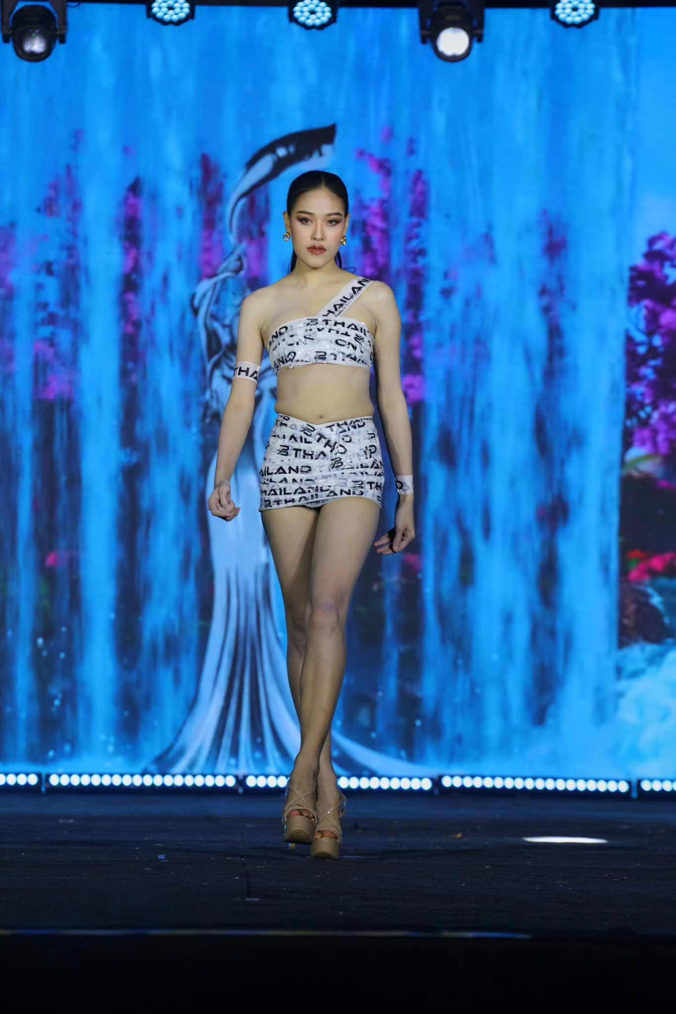 Nhiều thí sinh lộ khuyết điểm hình thể khi quấn băng keo lên người. Nhiều thí sinh lộ khuyết điểm hình thể khi quấn băng keo lên người.