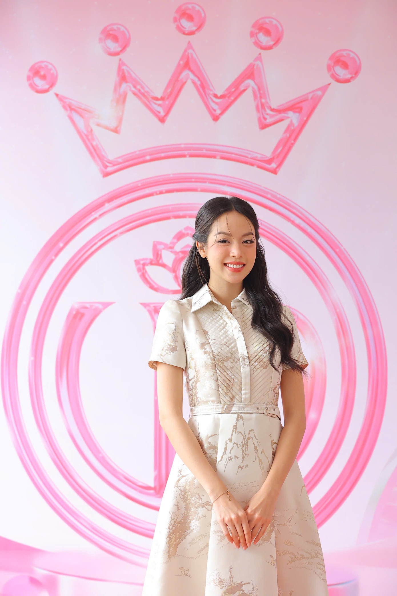 Người đẹp Đà Nẵng diện bộ váy trắng, họa tiết nền nã, thanh lịch.