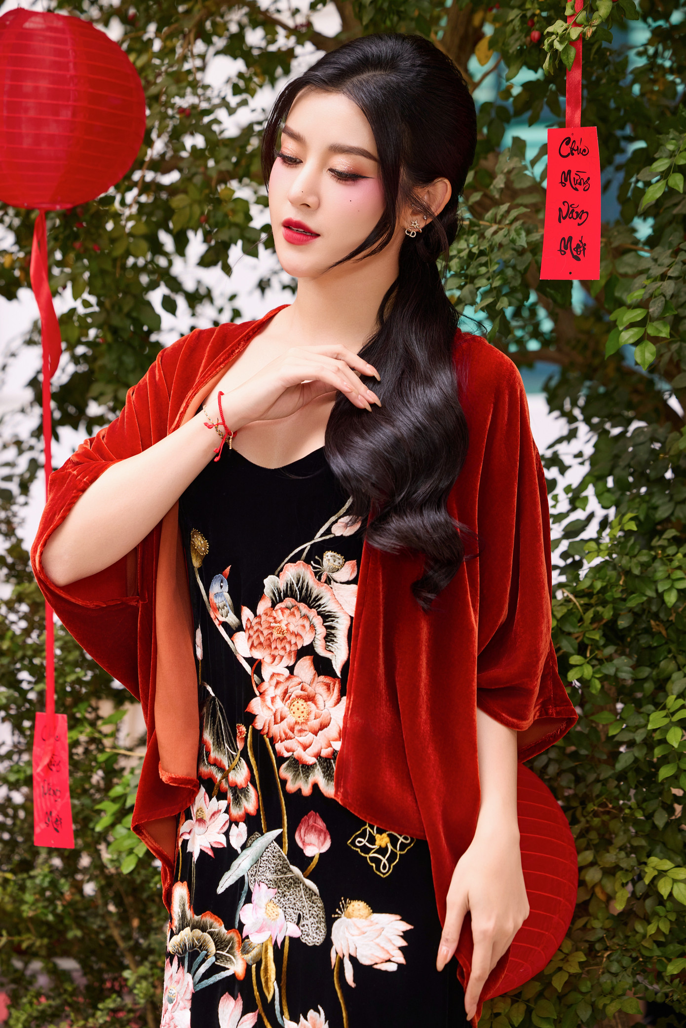 Được nhiều người ngưỡng mộ nhưng Huyền My vẫn độc thân ở tuổi 30. Cô làm bạn với hai chú cún cưng. Dịp năm mới đi chúc Tết, người đẹp được nhiều người giục lấy chồng. &quot;Tôi nghĩ đó là chuyện bình thường, vì mọi người cũng chỉ lo cho tôi. Nhưng chuyện tình cảm còn do duyên số, không phải cứ cố mà được. Có thể người đàn ông của tôi chưa đủ trải nghiệm, có thể họ vẫn đang chờ tôi ở đâu đó. Có một câu tôi rất tâm đắc đó là ai rồi cũng sẽ hạnh phúc, theo những cách khác nhau. Tôi đang nghiệm xem câu nói đó đến với mình như thế nào&quot;, cô chia sẻ.