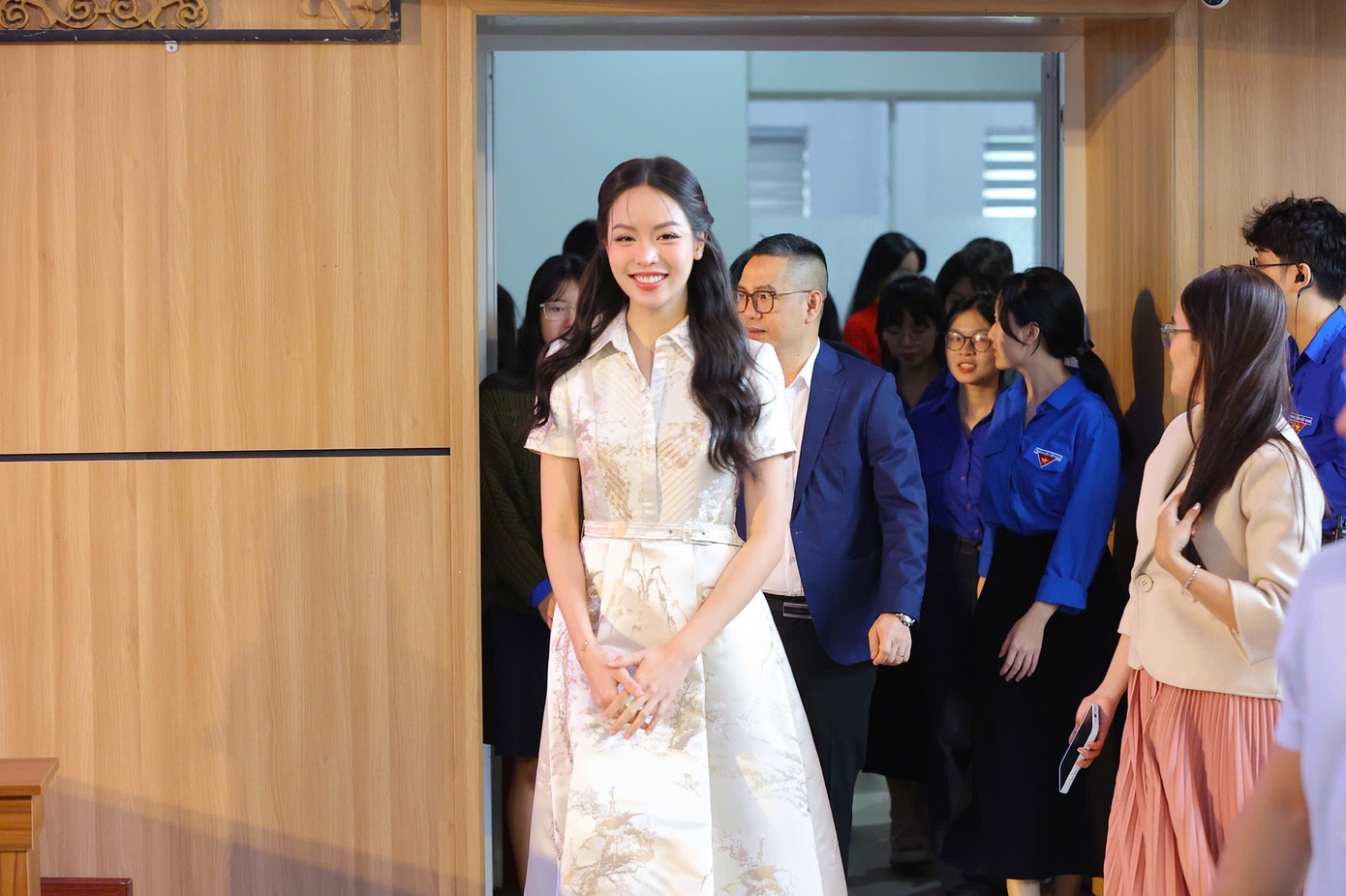 Thanh Thủy nhận được sự chào đón nồng nhiệt từ các thầy cô, sinh viên Trường Đại học Ngoại ngữ, Đại học Đà Nẵng.