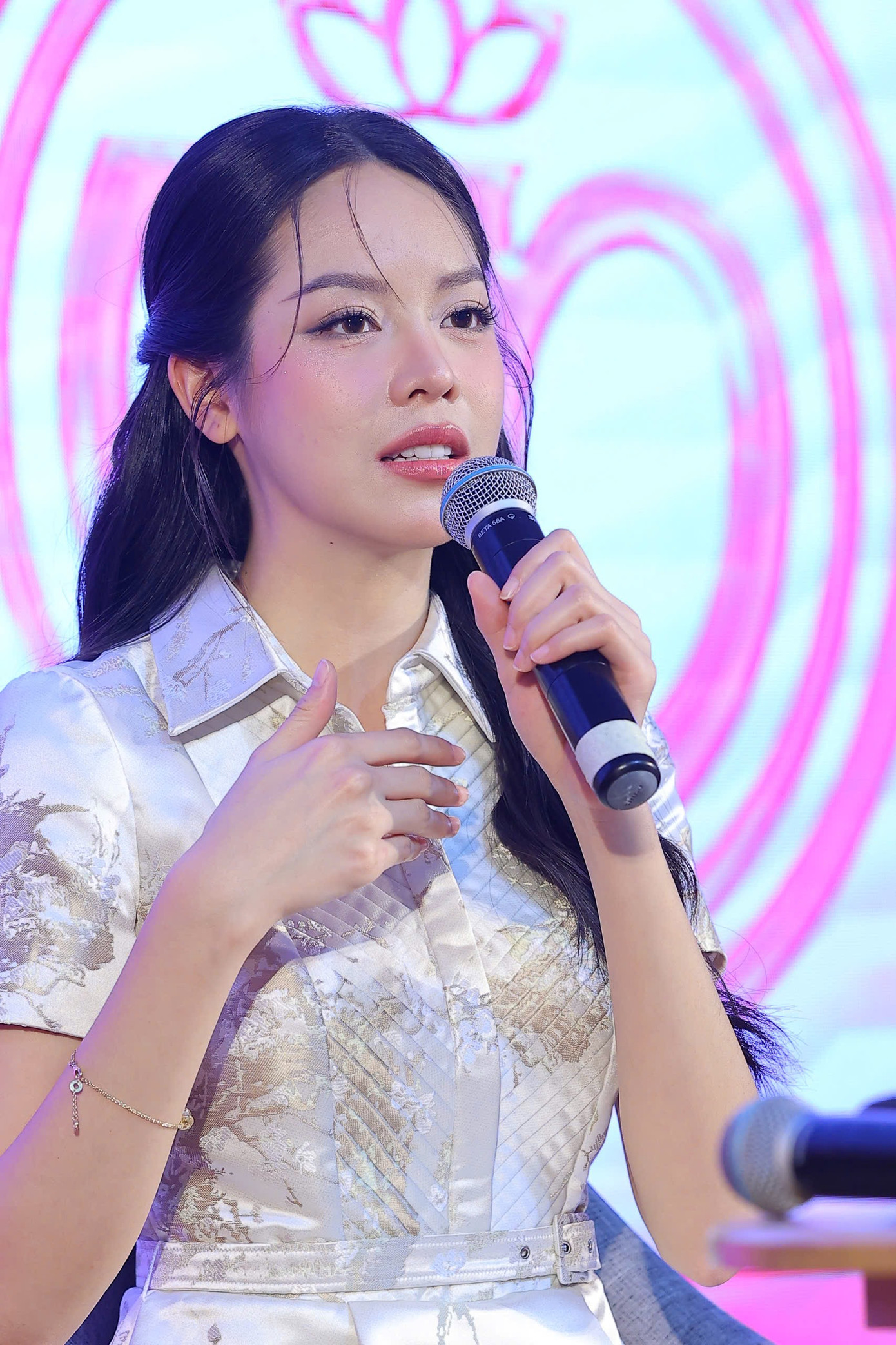 Hoa hậu Thanh Thủy tại buổi giao lưu, tuyển sinh ở Trường Đại học Ngoại ngữ, Đại học Đà Nẵng. Ảnh: Trọng Tài.