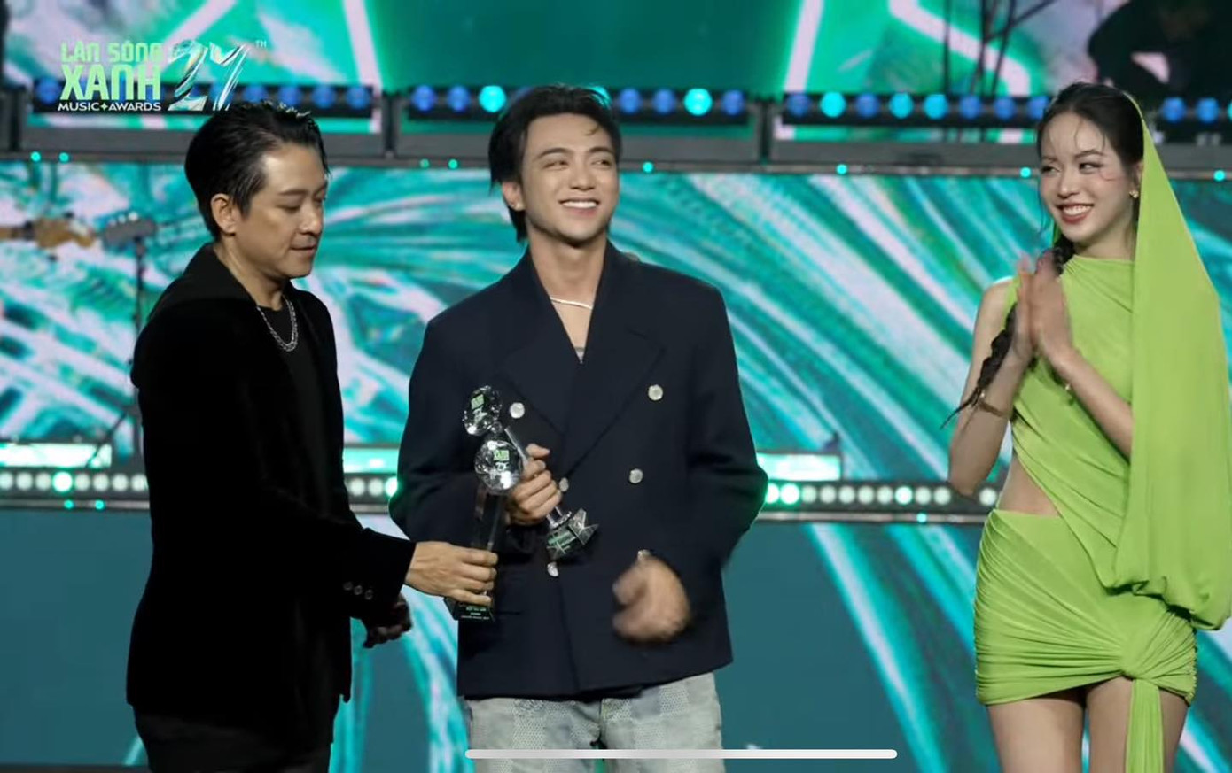 Khoảnh khắc Thanh Thủy trao giải cho Soobin Hoàng Sơn gây chú ý.