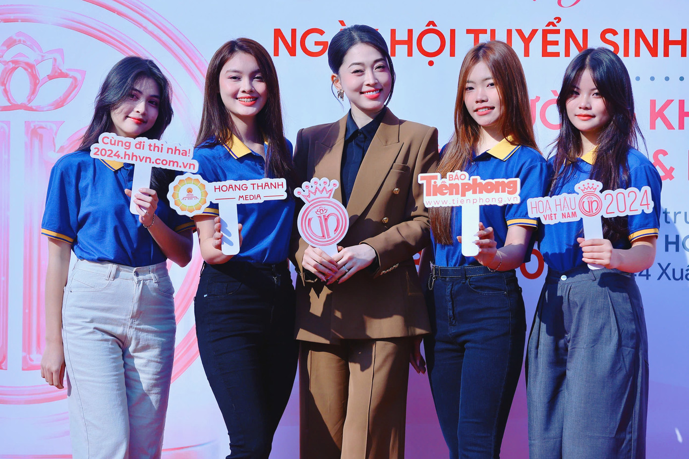 Dàn người đẹp nhận được sự chào đón của các bạn sinh viên. Những dấu ấn mà họ đã đạt được trên nhiều lĩnh vực truyền cảm hứng cho các bạn trẻ.