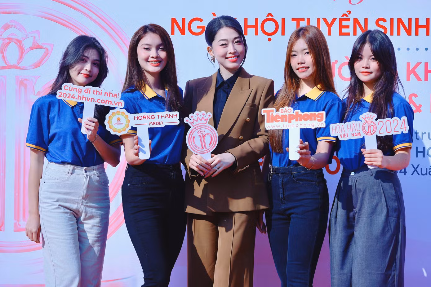 Dàn người đẹp nhận được sự chào đón của các bạn sinh viên. Những dấu ấn mà họ đã đạt được trên nhiều lĩnh vực truyền cảm hứng cho các bạn trẻ.