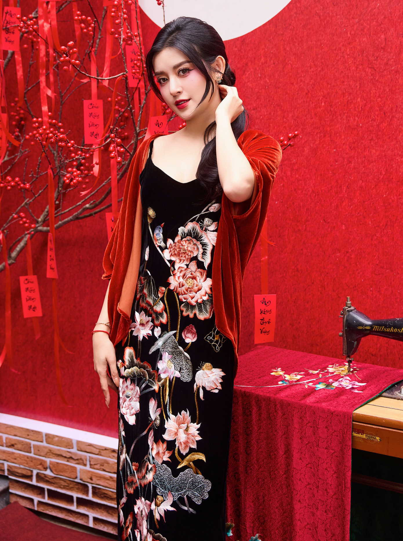 &quot;Việc ai đi bên cạnh mình sẽ nói lên giá trị của mình. Nếu giá trị của mình cao, mình không thể đi cùng một người không có tinh thần cầu tiến. Có một câu luôn đúng là gió tầng nào gặp mây tầng đó&quot;, cô chia sẻ.