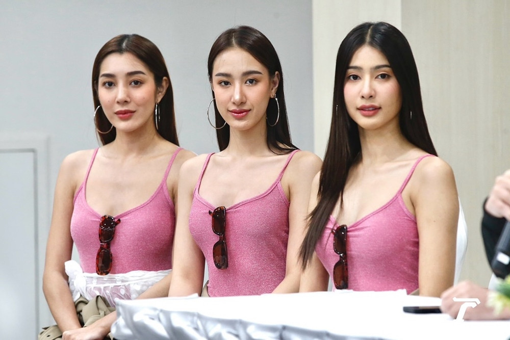 Ông Nawat - chủ tịch Miss Grand International cùng 5 Hoa hậu Hòa bình cấp tỉnh của Thái Lan đã tham gia đội tình nguyện viên dựng lại hiện trường vụ nữ diễn viên Tangmo Nida rơi xuống sông qua đời. Ông Nawat - chủ tịch Miss Grand International cùng 5 Hoa hậu Hòa bình cấp tỉnh của Thái Lan đã tham gia đội tình nguyện viên dựng lại hiện trường vụ nữ diễn viên Tangmo Nida rơi xuống sông qua đời.