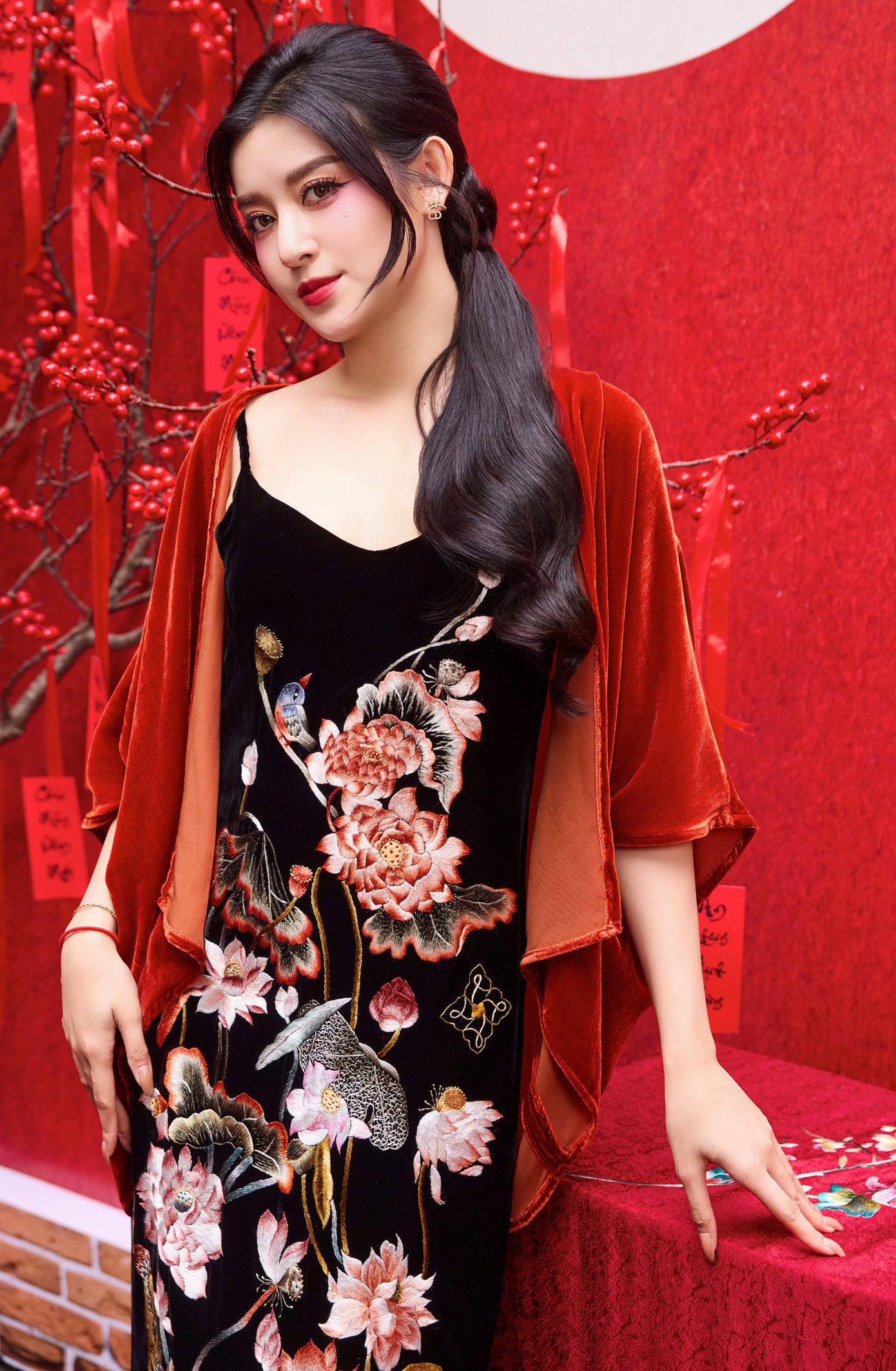 &quot;Việc ai đi bên cạnh mình sẽ nói lên giá trị của mình. Nếu giá trị của mình cao, mình không thể đi cùng một người không có tinh thần cầu tiến. Có một câu luôn đúng là gió tầng nào gặp mây tầng đó&quot;, cô chia sẻ.