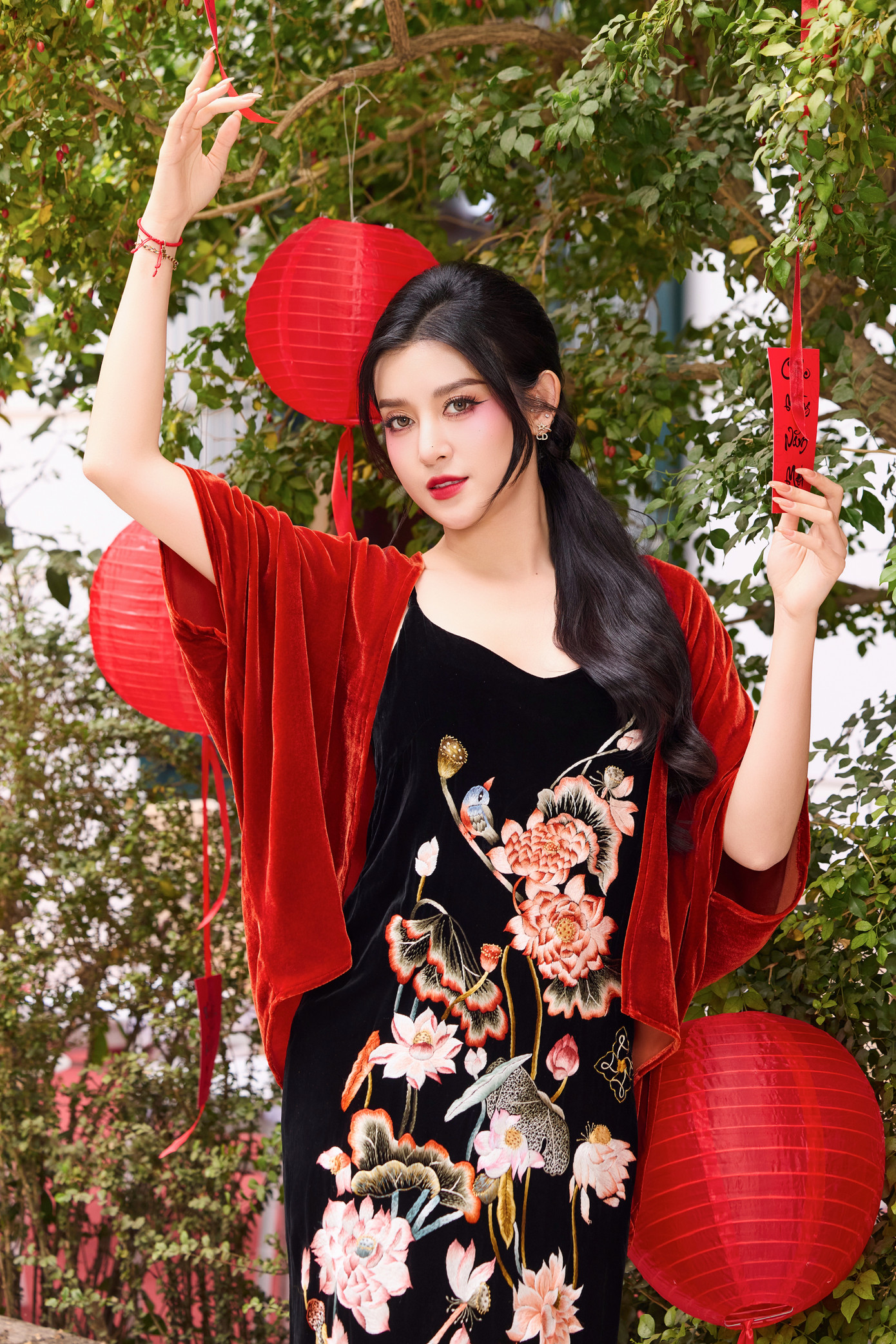 Huyền My nói cô muốn nỗ lực không chỉ để có cuộc sống tốt hơn mà muốn sau này có thể lo tốt cho con cái. “Tôi đi làm từ sớm, bán hàng online từ khi rất nhỏ, đến bây giờ tôi vẫn đang cố gắng. Tất cả những gì tôi có bây giờ không phải tự dưng trên trời rơi xuống mà là vì tôi đã nỗ lực rất nhiều”, cô nói.