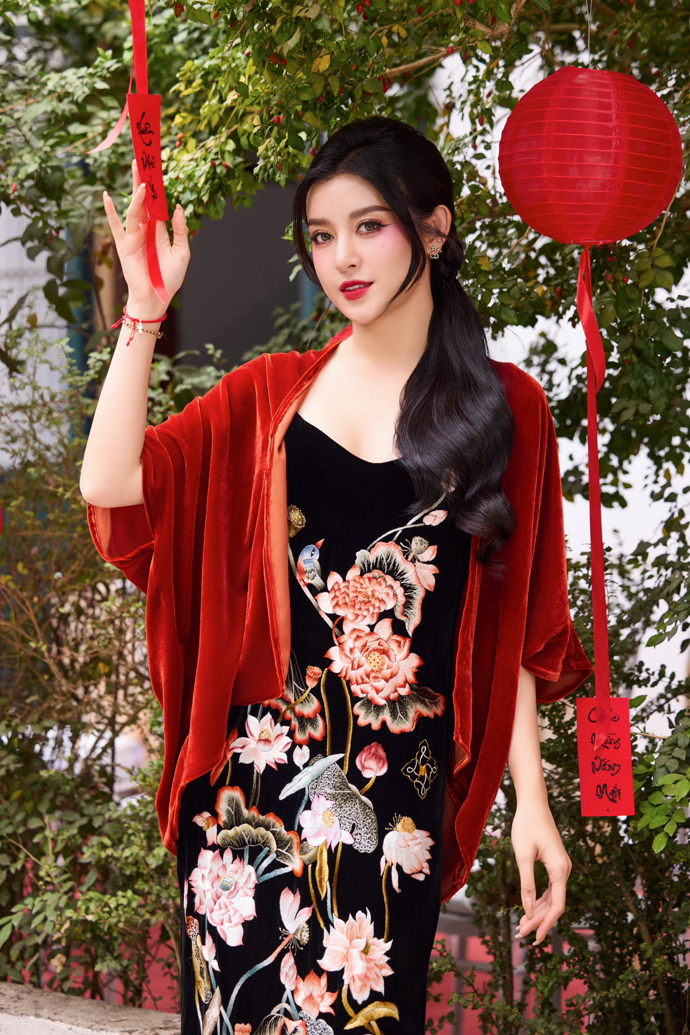 Được nhiều người ngưỡng mộ nhưng Huyền My vẫn độc thân ở tuổi 30. Cô làm bạn với hai chú cún cưng. Dịp năm mới đi chúc Tết, người đẹp được nhiều người giục lấy chồng. &quot;Tôi nghĩ đó là chuyện bình thường, vì mọi người cũng chỉ lo cho tôi. Nhưng chuyện tình cảm còn do duyên số, không phải cứ cố mà được. Có thể người đàn ông của tôi chưa đủ trải nghiệm, có thể họ vẫn đang chờ tôi ở đâu đó. Có một câu tôi rất tâm đắc đó là ai rồi cũng sẽ hạnh phúc, theo những cách khác nhau. Tôi đang nghiệm xem câu nói đó đến với mình như thế nào&quot;, cô chia sẻ.