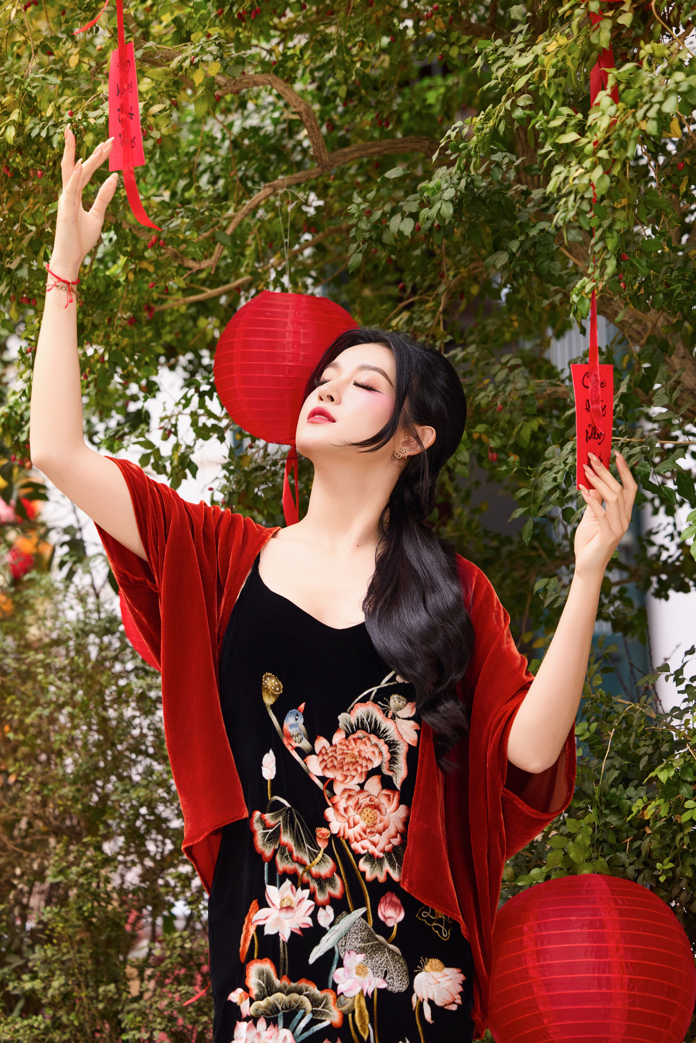 Huyền My nói cô muốn nỗ lực không chỉ để có cuộc sống tốt hơn mà muốn sau này có thể lo tốt cho con cái. “Tôi đi làm từ sớm, bán hàng online từ khi rất nhỏ, đến bây giờ tôi vẫn đang cố gắng. Tất cả những gì tôi có bây giờ không phải tự dưng trên trời rơi xuống mà là vì tôi đã nỗ lực rất nhiều”, cô nói.