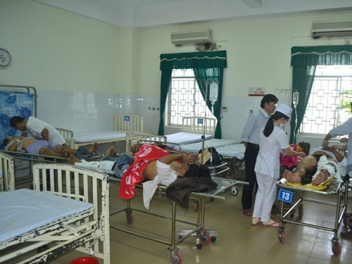 Đâm vào ô tô tải, 7 người trên xe cấp cứu nhập viện ảnh 2