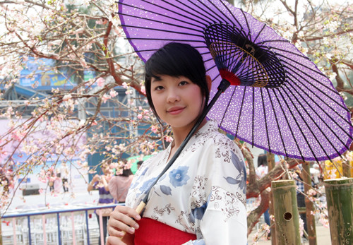 Tạo dáng bên hoa