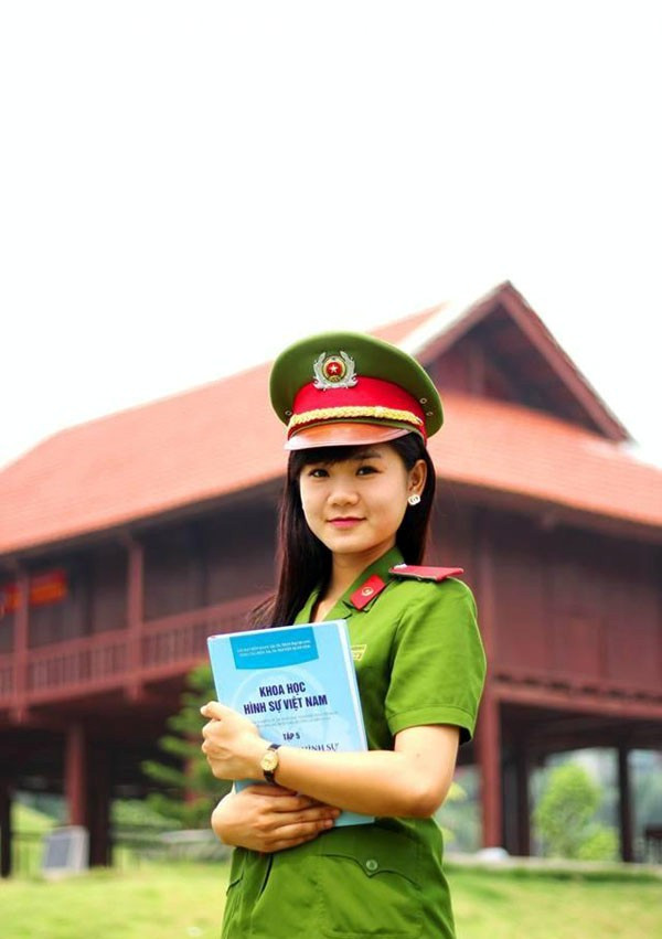 Trần Phương Nhung sinh năm 1993, đến từ thành phố Hải Phòng hiện đang theo học chuyên ngành điều tra chất lượng cao khoá D37 của học viện Cảnh Sát. Cô bạn chia sẻ đã ấp ủ ước mơ trở thành một nữ chiến sĩ công an nhân dân từ khi còn rất bé và đây không chỉ nguyện vọng của cá nhân Nhung mà còn là điều mong mỏi của cả gia đình cô. Để thích nghi với môi trường học tập và rèn luyện khắt khe của Học viện, Nhung phải từ bỏ những thói quen cá nhân trước kia, buộc mình vào khuôn khổ, nề nếp của tập thể, dẫu thế, cô bạn chưa bao giờ thấy nản chí. Trong sốt ba năm học tại Học viện, Phương Nhung là nữ sinh năng động, hoạt bát, tấm gương sáng dẫn đầu trong các phong trào rèn luyện và học tập