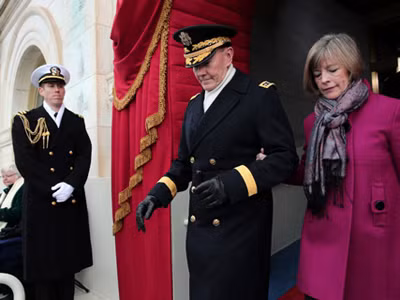 Chủ tịch Hội đồng tham mưu trưởng Liên quân Mỹ Martin Dempsey cùng bà vợ Deanie tới dự buổi lễ tuyên thệ nhậm chức tổng thống Mỹ lần thứ 57