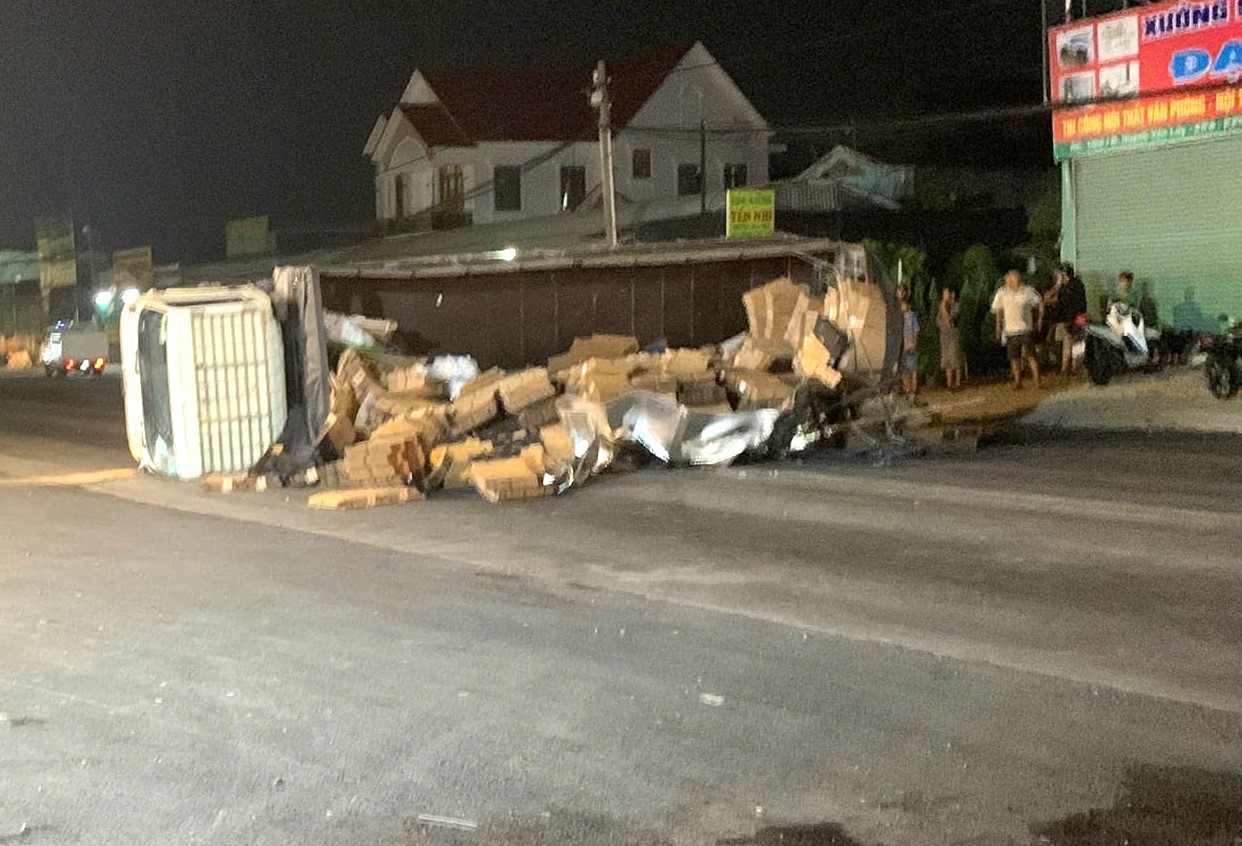 Xe tải lật ngang giữa đường